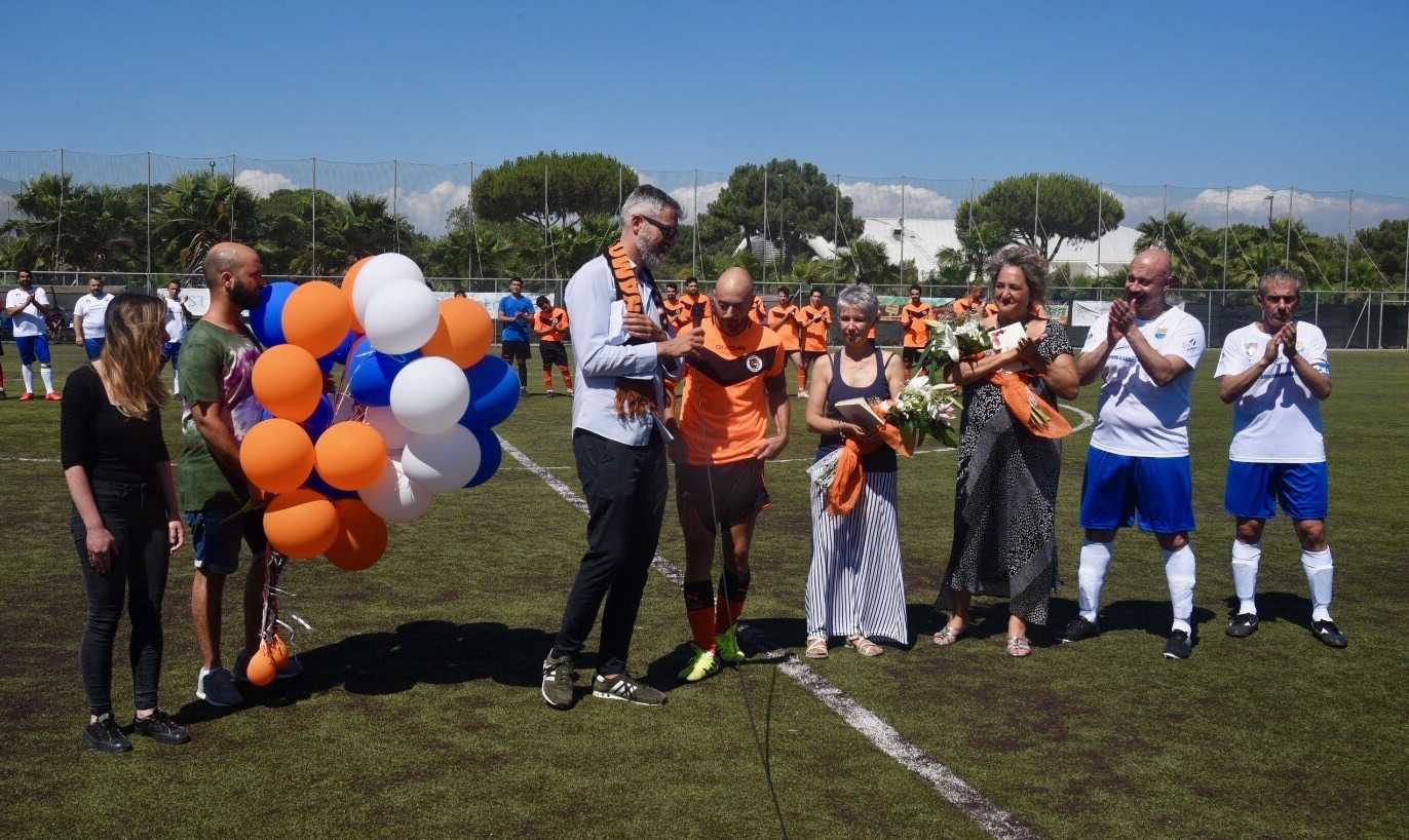 Sulla buona strada, triangolare benefico di calcio in ricordo di Elena e Noemi Sulla buona strada, triangolare benefico di calcio in ricordo di Elena e Noemi