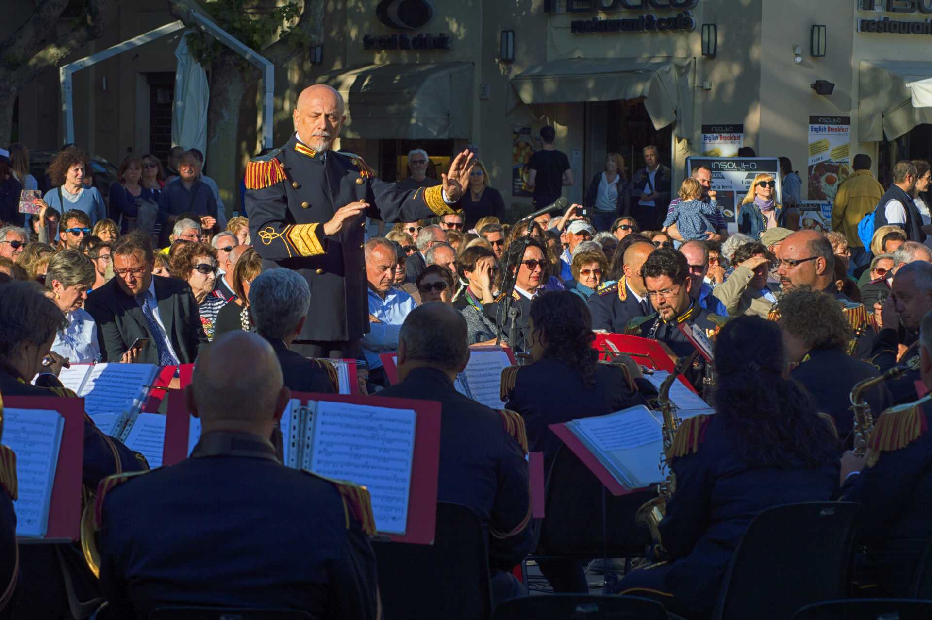 La banda della Polizia Municipale del Comune di Roma a Piazza Anco Marzio a Ostia