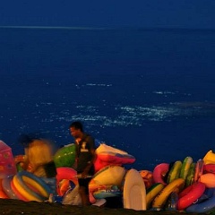 I vù cumpra trovano rifugio notturno tra i gonfiabili