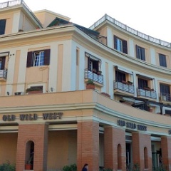 Edificio Marchi, progettato da Mario Marchi nel 1928 in tipico stile razionalista
Piazza Ravennati